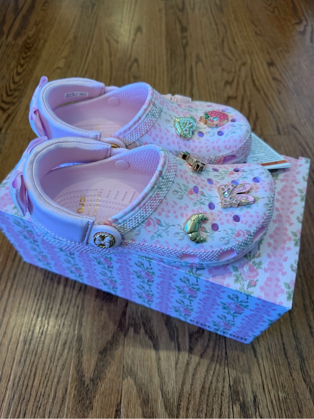 CROC x LOVESHACKFANCY Kids Pink Floral Clogs with Charms - Picture 3 of 5